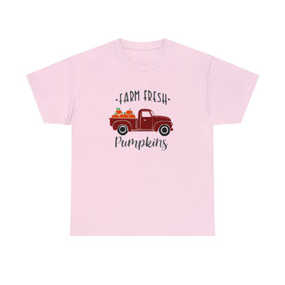 Citrouilles fraîches de la ferme, dans un camion rouge (T-shirt unisexe adulte) 