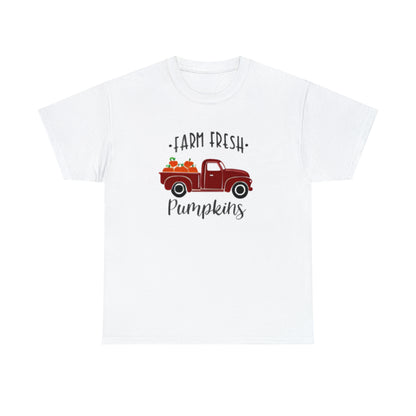 Calabazas frescas de granja en camión rojo (camiseta unisex para adultos) 