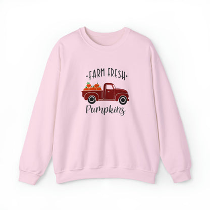 Citrouilles fraîches de la ferme dans une camionnette rouge (sweat-shirt unisexe adulte) 