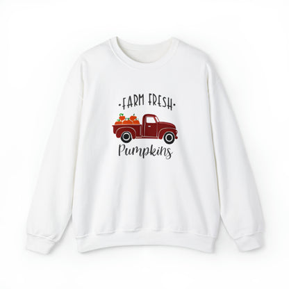 Citrouilles fraîches de la ferme dans une camionnette rouge (sweat-shirt unisexe adulte) 