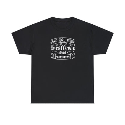 Cette fille fonctionne à la caféine et au sarcasme (T-shirt adulte)