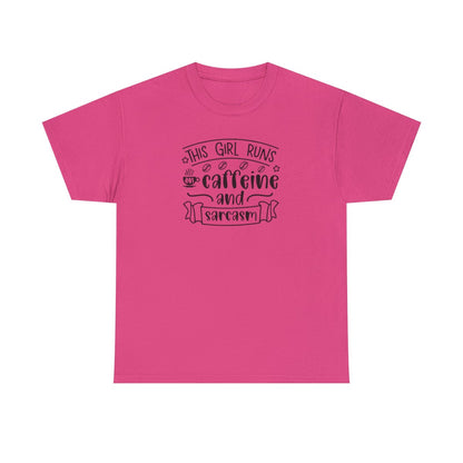 Esta chica se alimenta de cafeína y sarcasmo (Camiseta de mujer adulta)