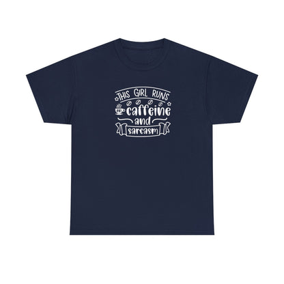 Cette fille fonctionne à la caféine et au sarcasme (T-shirt adulte)