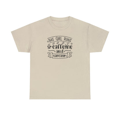 Cette fille fonctionne à la caféine et au sarcasme (T-shirt adulte)